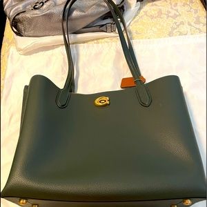Coach dark green leather shoulder bag. Excellent condition.
